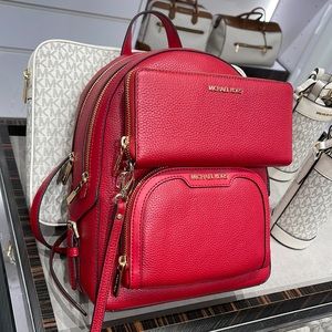 Michael Kors Jaycee Md Backpack
Chili & JST Travel CONTINENTAL Wristlet Wallet